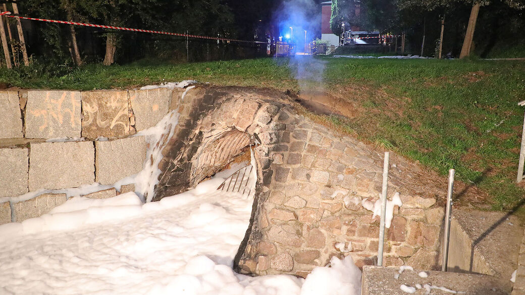 Die Feuerwehr musste den brennenden Kanal mit Schaum löschen