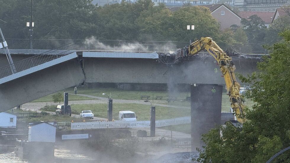 Der Abriss des Brückenzuges C der Carolabrücke ist seit Wochen in vollem Gange Der Abriss des Brückenzuges C der Carolabrücke ist seit Wochen in vollem Gange