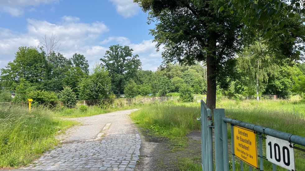 An der Königsbrücker Landstraße 100 wollte die Stadt die Halle bauen, doch nun soll der Erbaurechtsvertrag fürs Grundstück gekündigt werden 