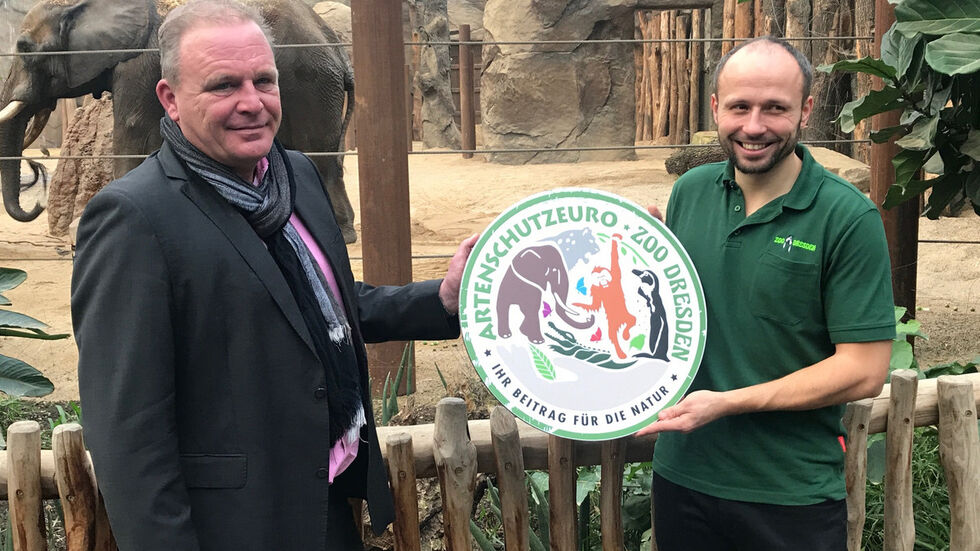 Ab dem 18. Dezember hat der Zoo Dresden einen Artenschutz-Euro eingeführt. Foto mit Zoochef Karl-Heinz Ukena und Thomas Brockmann (Artenschutzverantwortlicher im Zoo). 