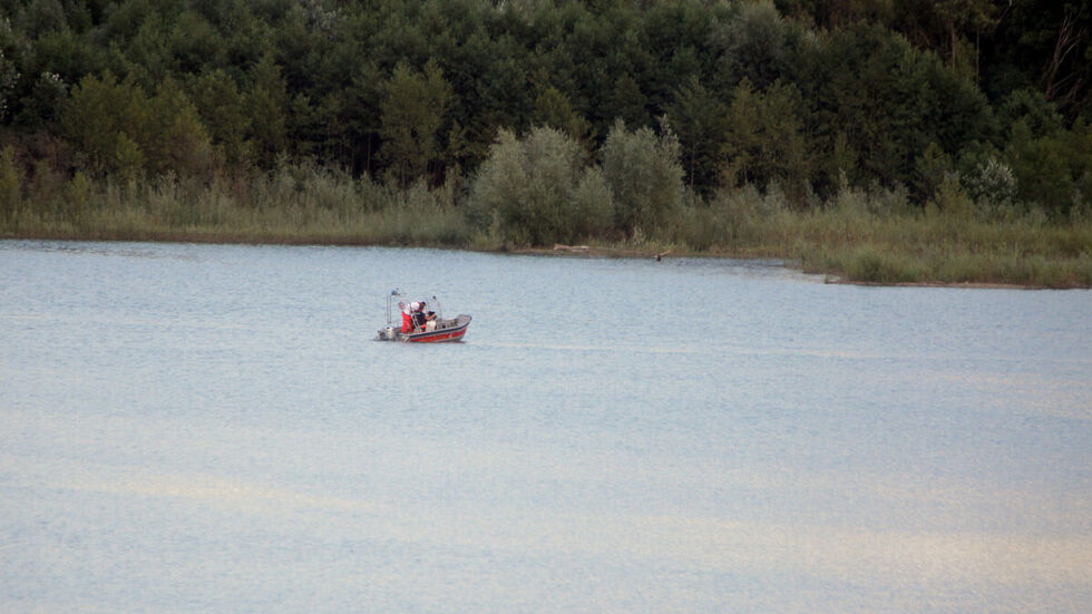 Stundenlang wurde das Wasser abgesucht. 