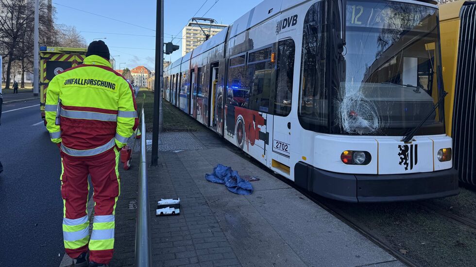 Die Unfallforschung vor Ort. Die verunfallte Straßenbahn steht im Haltestellenbereich.