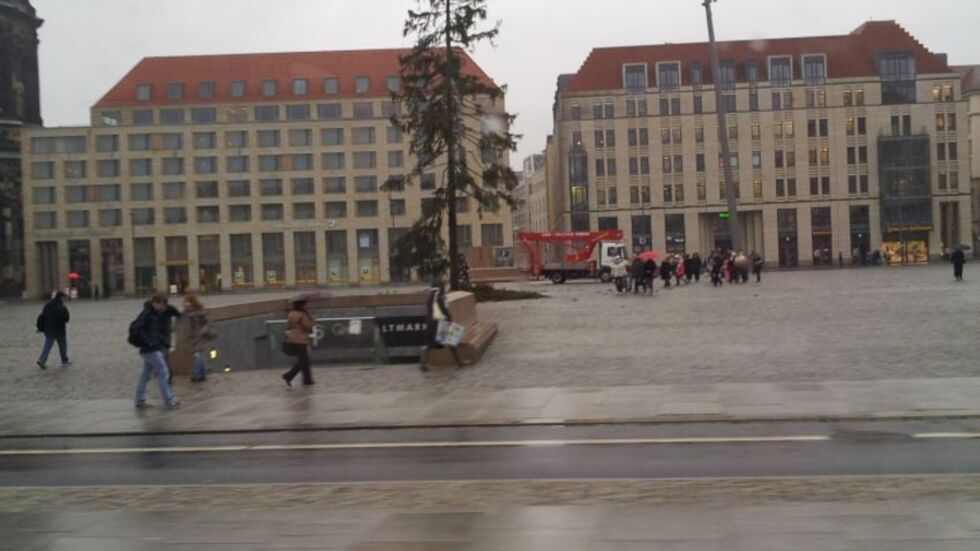 Auf der Mauer rund um die Tiefgarage befindet sich eine Gedenkinschrift, die nun entfernt wurde. (Archivbild)