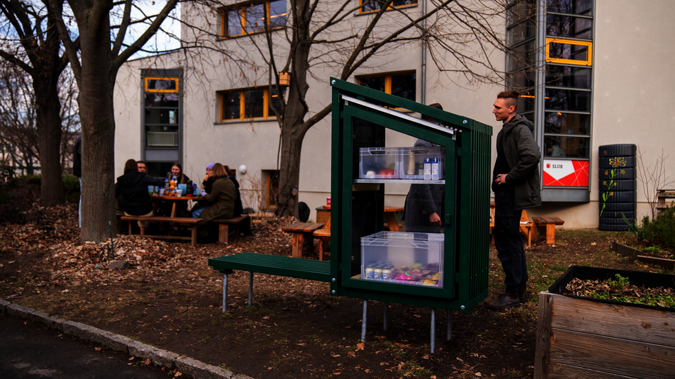 Der Fairteiler im Gemeinschaftsgarten der SLUB ist durchsichtig. So können Interessierte schon von außen sehen, welche Lebensmittel mitgenommen werden können. Der Fairteiler im Gemeinschaftsgarten der SLUB ist durchsichtig. So können Interessierte schon von außen sehen, welche Lebensmittel mitgenommen werden können.
