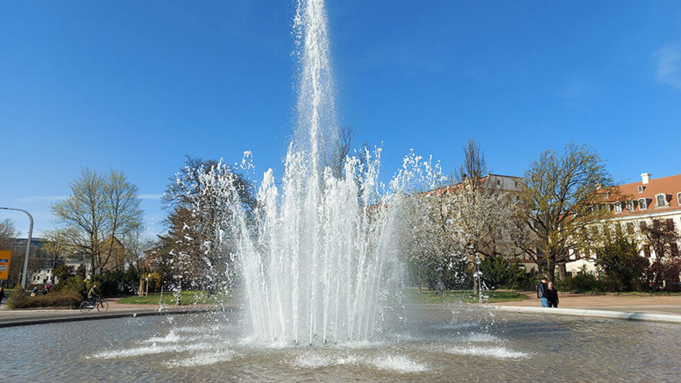 Der Springbrunnen auf dem Palaisplatz ist bereits im Betrieb.
