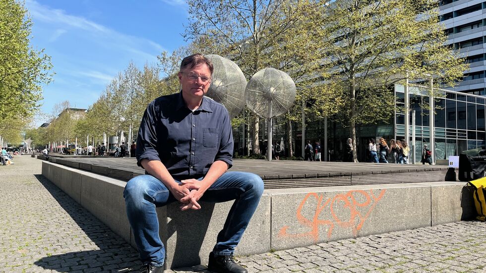 Holger Zastrow fordert, dass auch der vernagelte Pusteblumen-Springbrunnen an der Prager Straße bald wieder sprudelt 