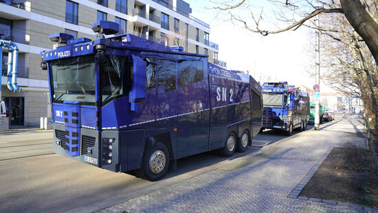 Wasserwerfer stehen ebenfalls bereit.