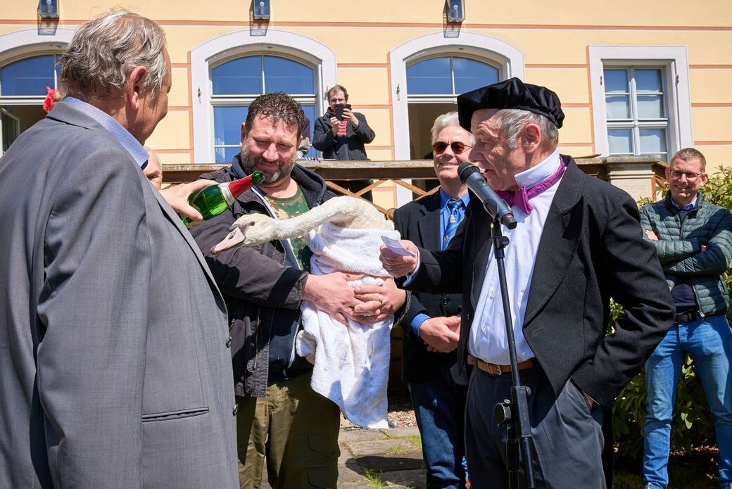 Graupas Ortsvorsteher Gernot Heerde und Christian Mühne alias Komponist Richard Wagner bei der Schwanentaufe