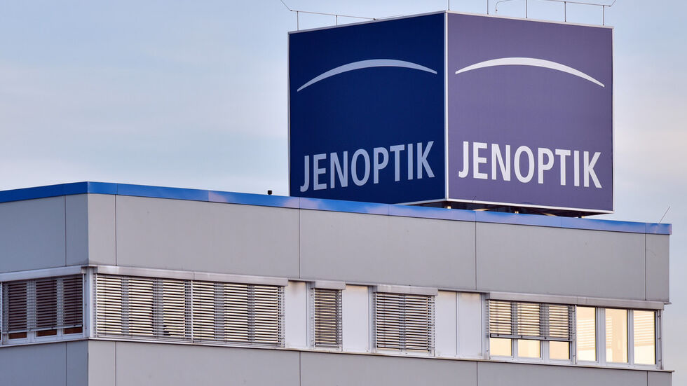 Firmenlogo auf dem Dach auf dem Dach eines Betriebsteils der Thüringer Jenoptik AG.