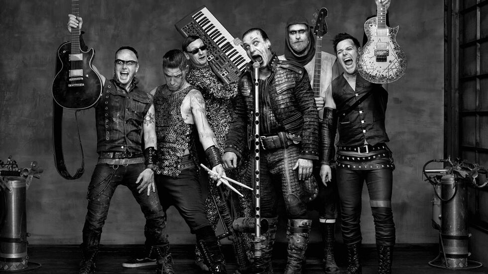 Die Band Rammstein (Foto: Archivbild von Olaf Heine) Die Band Rammstein mit ihren Instrumenten in düsterer Kleidung und starkem Make-Up.