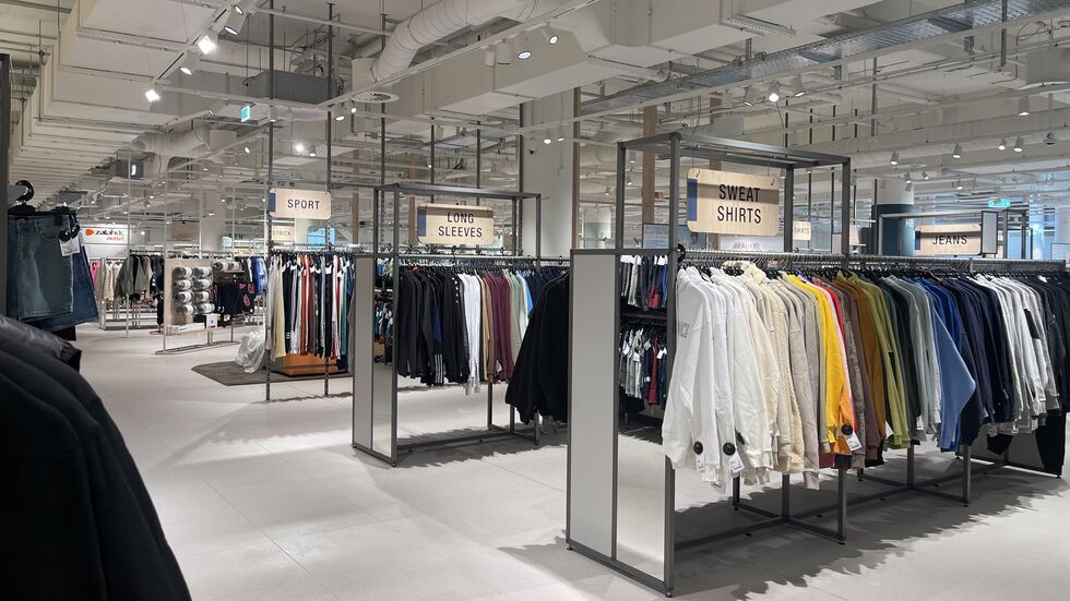 Die Kleidung hängt, die Shopper können kommen: Auf rund 1.500 Quadratmeter laden allerhand Artikel zum Stöbern ein.