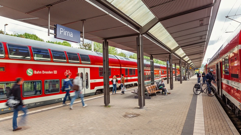 Kurz hinter dem Bahnhof Pirna musste die S-Bahn stoppen (Archivbild) Kurz hinter dem Bahnhof Pirna musste die S-Bahn stoppen (Archivbild)