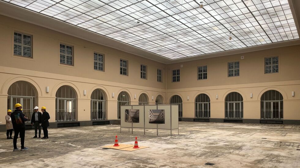 So sieht der wegen Brandschutzmängeln gesperrte Lichthof derzeit aus. Die Decke ist über dem 1. Stock abgehängt So sieht der wegen Brandschutzmängeln gesperrte Lichthof derzeit aus. Die Decke ist über dem 1. Stock abgehängt