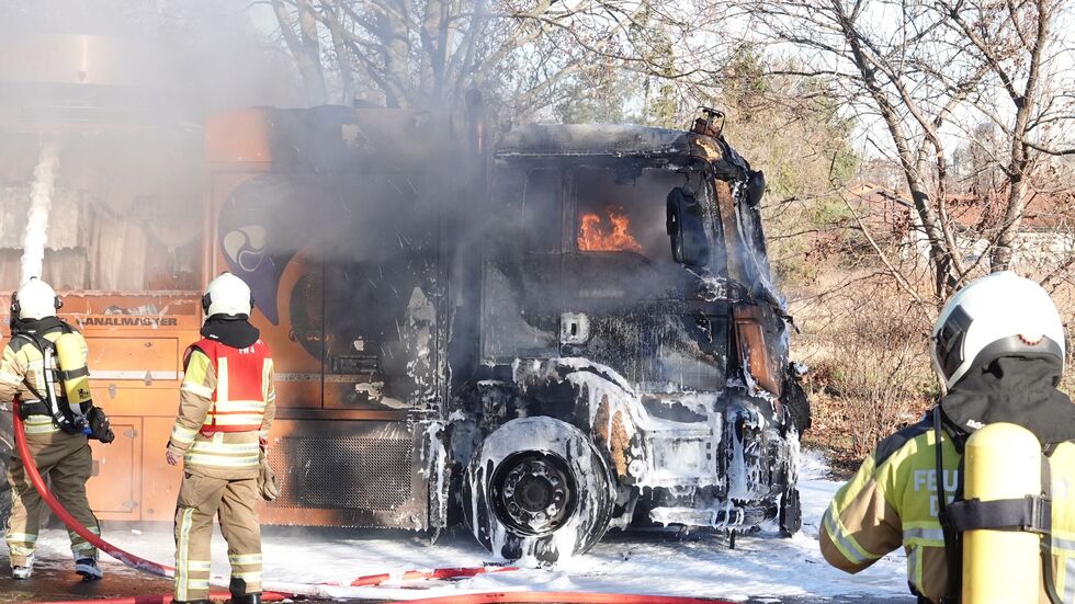 Die Feuerwehr bei den Löscharbeiten. Der brennende Lkw steht in Strehlen.
