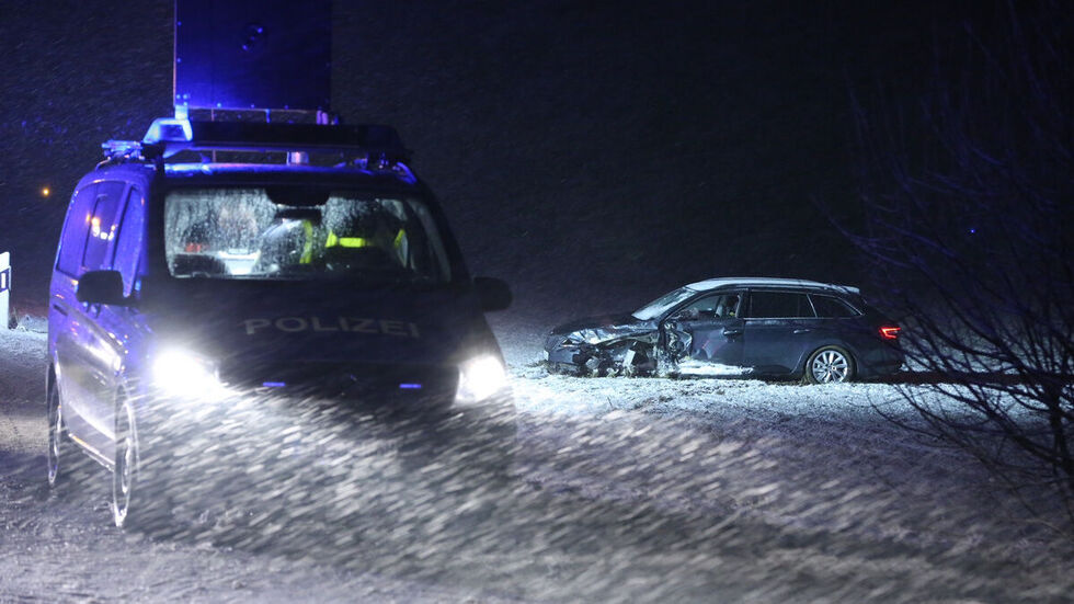 Die Polizei am Unfallort. Ein Wagen schleuderte auf das Feld.