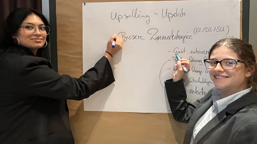 Loreen Dodke (li.) aus Bautzen und Michelle Metzger aus Leipzig sind die besten Jugend-Hotelfachfrauen des Freistaates 