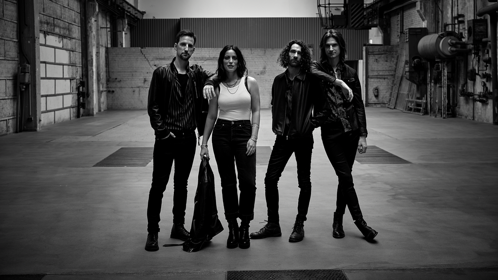 Im Juni 2002 traten Stefanie Kloß, Andreas Nowak, Johannes und Thomas Stolle zum ersten Mal zusammen als Newcomer unter dem Namen Silbermond 