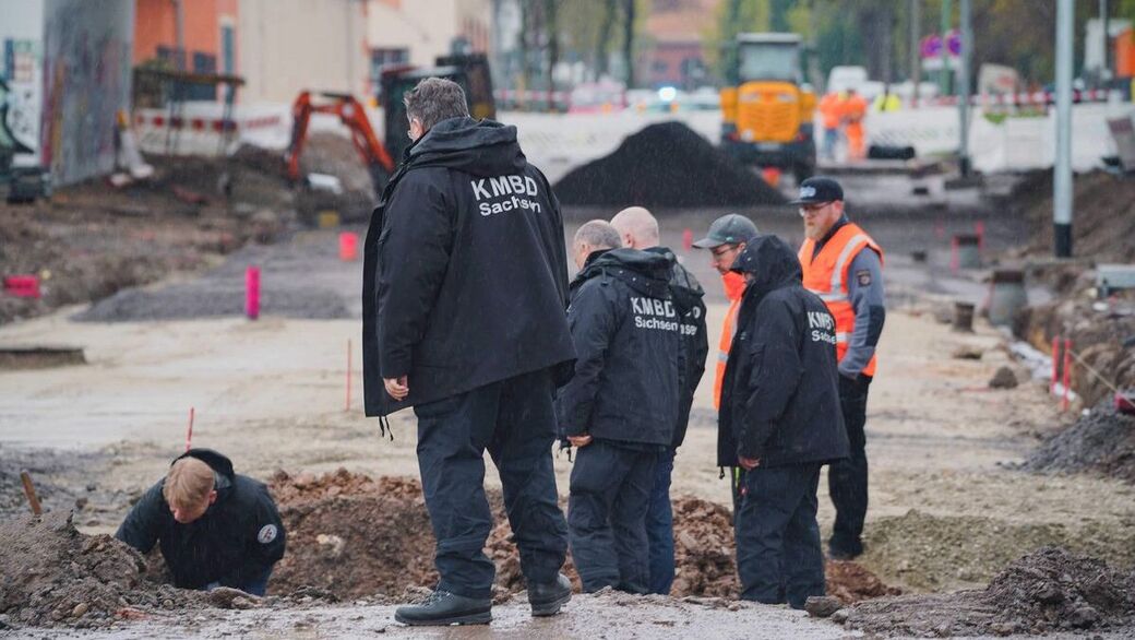 Die Experten begutachten den Fund.