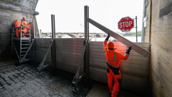 Der Aufbau der Hochwasserschutzwand am Sonntagabend.