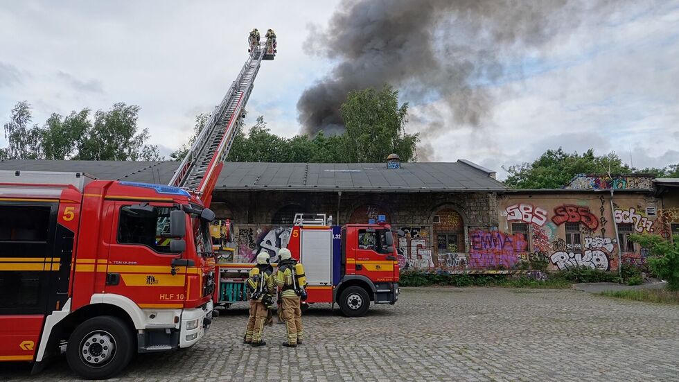Die Feuerwehr am Einsatzort, dem Alten Leipziger Bahnhof.