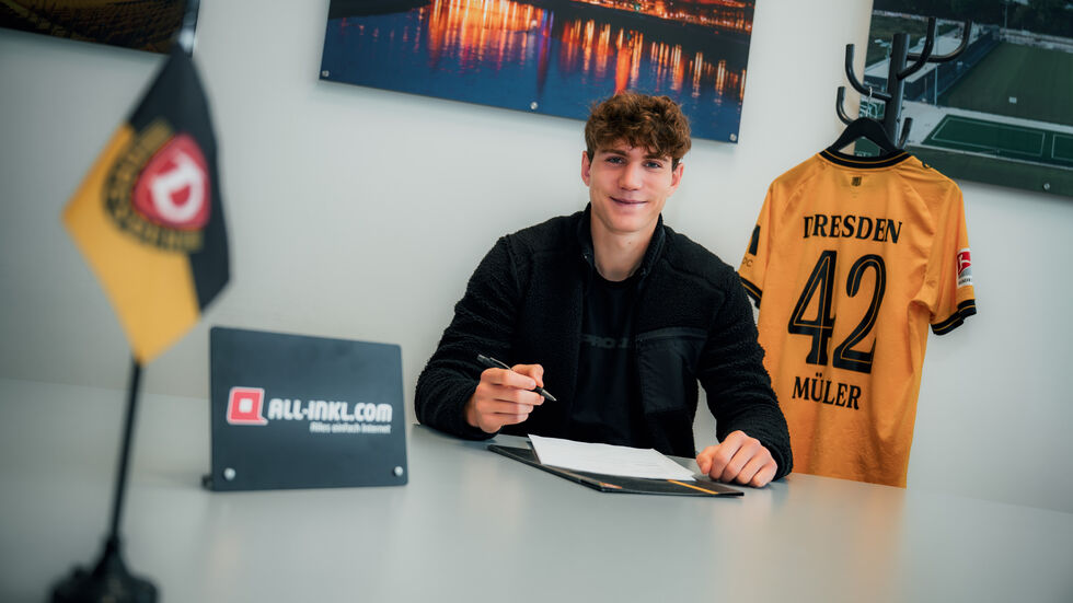 Friedrich Müller bei seiner Vertragsunterschrift 