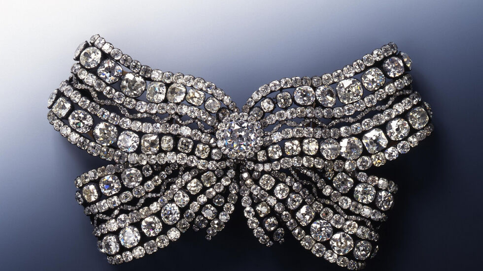 Die große Brustschleife aus dem Schmuck der Königinnen von 1782  gehört auch zu den gestohlenen Juwelen. 