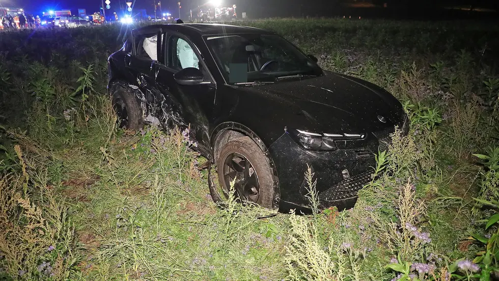 Der Alfa Romeo schleuderte durch den Straßengraben auf ein angrenzendes Feld
