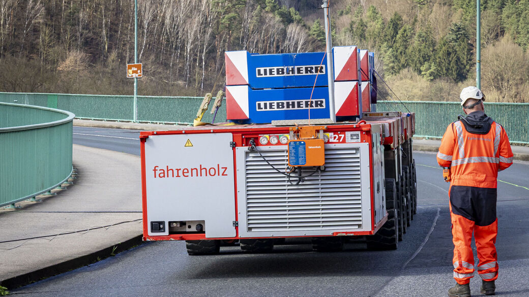 Mit maximal 270 Tonnen soll die Brücke am Dienstag belastet werden.