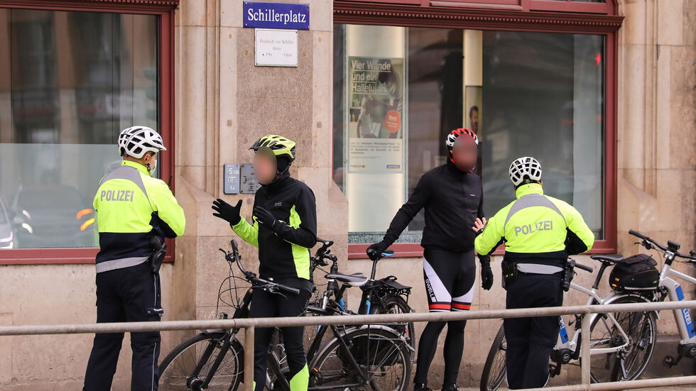 Die Polizei bei einer Kontrollaktion am Schillerplatz. (Archivbild)