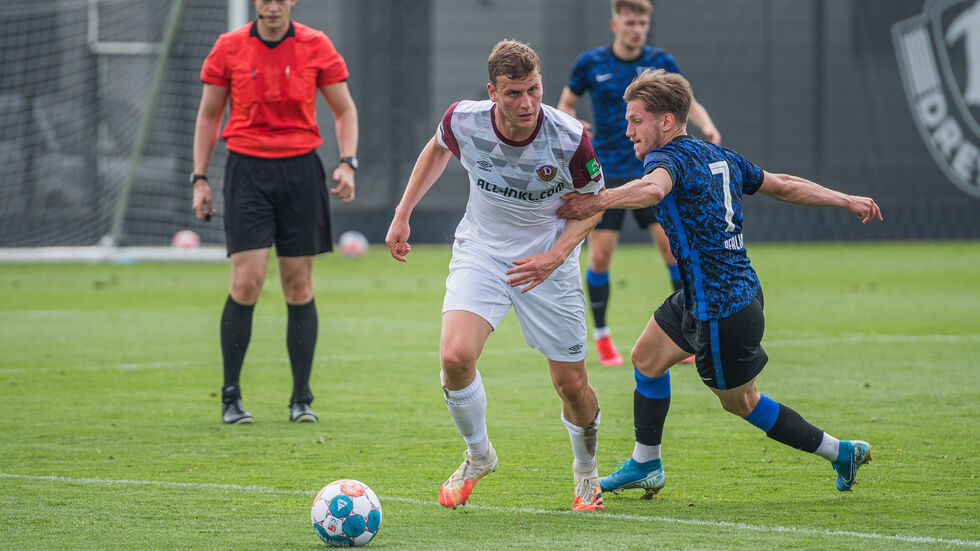 Christoph Daferner versucht sich gegen Hertha's Cihan Kahraman zu behaupten