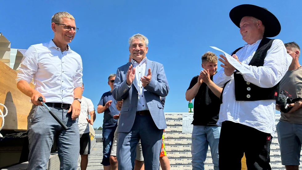 Pirnas Oberbürgermeister Tim Lochner (Mitte) freut sich, dass der nächste Bauabschnitt geschafft ist Pirnas Oberbürgermeister Tim Lochner (Mitte) freut sich, dass der nächste Bauabschnitt geschafft ist