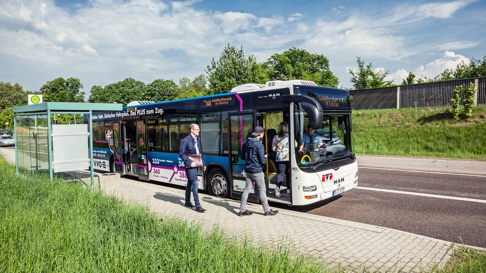 Plus-Bus auf dem Land (Foto: L. Neumann) Plus-Bus auf dem Land (Foto: L. Neumann)