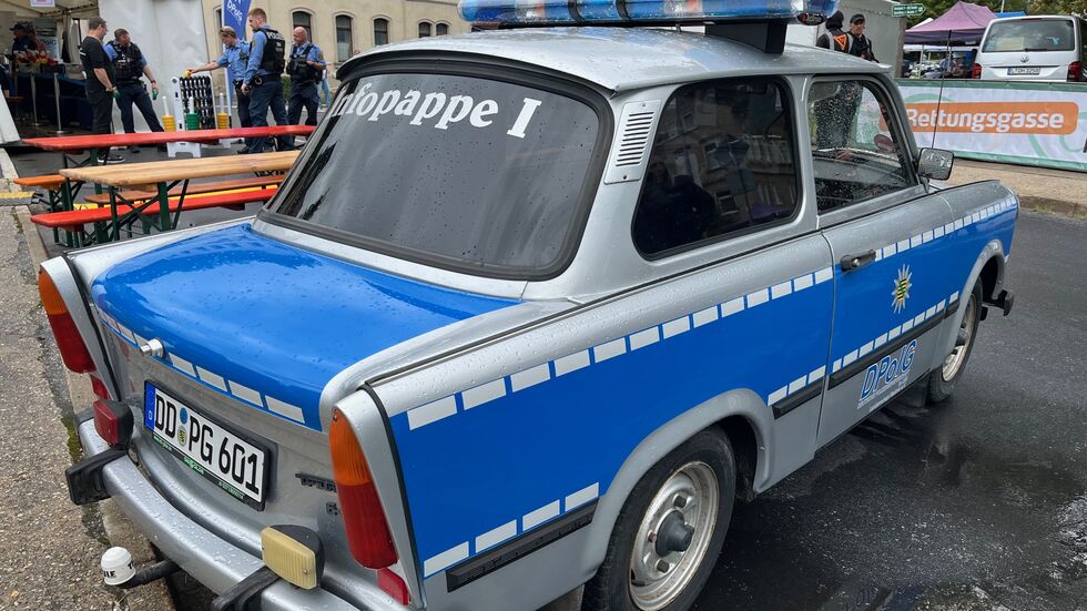 Der Polizei-Trabi, die sogenannte "Infopappe", steht direkt an der Blaulichtmeile