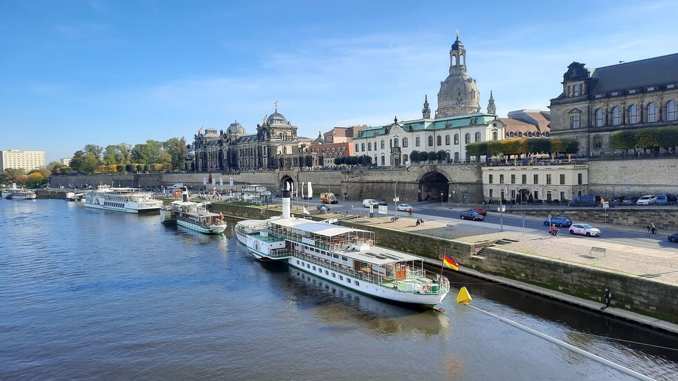 Am Terrassenufer legen die Dampfer der weißen Flotte am Montag zur großen Parade ab. 