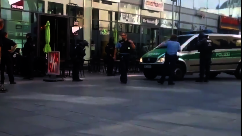 Zahlreiche Kräfte rückten an der Prager Spitze an, ein Mann mit einem Messer wurde in Gewahrsam genommen. (Screenshot: Privat) Zahlreiche Kräfte rückten an der Prager Spitze an, ein Mann mit einem Messer wurde in Gewahrsam genommen. (Screenshot: Privat)