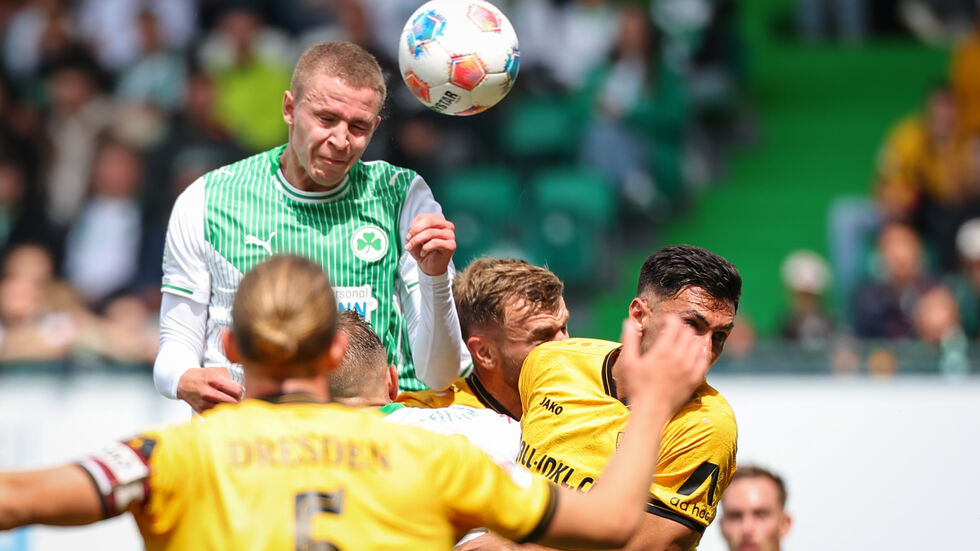 Der Fürther Brynjar Bjarnason springt nach dem Ball. Am Ende zittern sich die Gastgeber zum Erfolg.