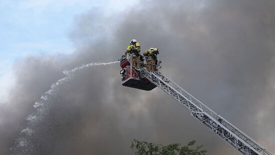 Stundenlang kämpfen die Einsatzkräfte gegen die Flammen.