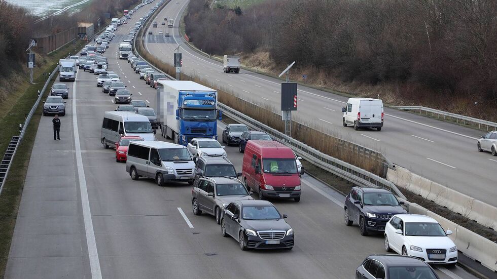 Auf der A4 Richtung Dresden bildete sich am Sonntagmittag ein rund 5 Kilometer langer Stau. Auf der A4 Richtung Dresden bildete sich am Sonntagmittag ein rund 5 Kilometer langer Stau.