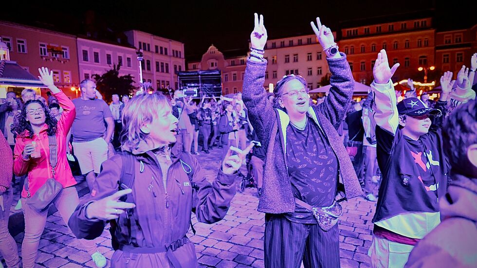 Die Massen tanzten am Eröffnungsabend bereits