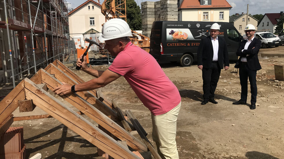 Bauherr und Investor Frank Steinert schlägt den letzten Nagel ein Bauherr und Investor Frank Steinert schlägt den letzten Nagel ein