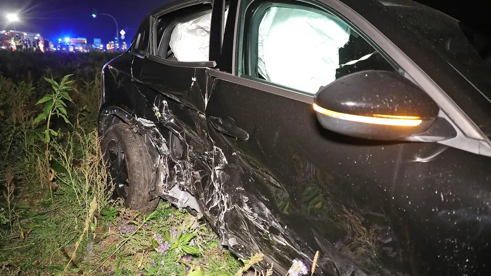 Der Alfa Romeo schleuderte durch den Straßengraben auf ein angrenzendes Feld