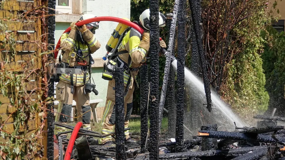 Die Flammen griffen dabei auch auf einen benachbarten Schuppen über Die Flammen griffen dabei auch auf einen benachbarten Schuppen über