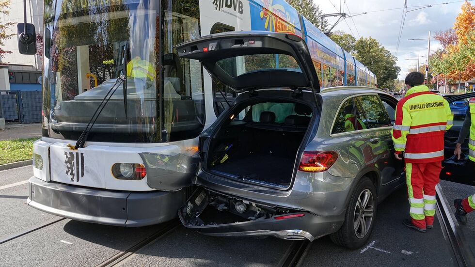 Der Wagen kollidierte seitlich mit der Straßenbahn.