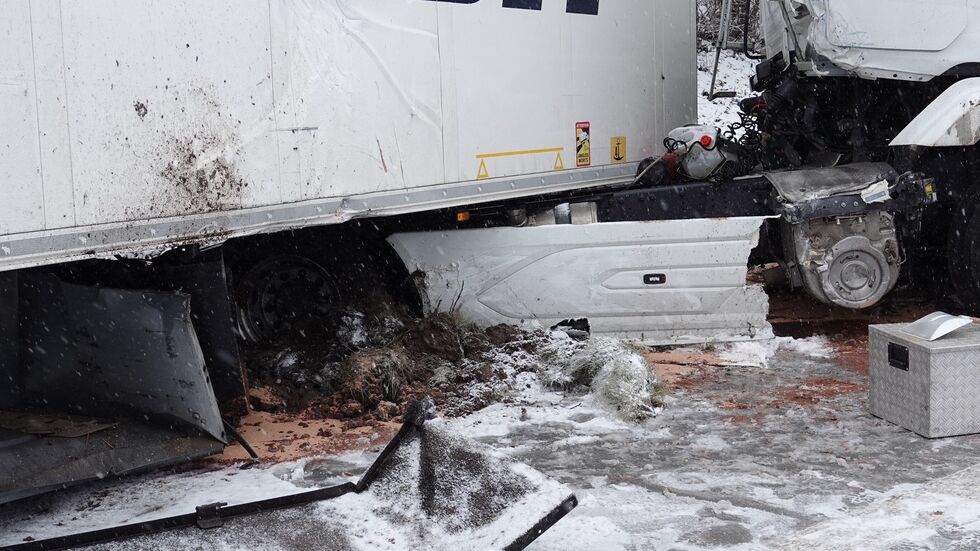 Der LKW geriet auf der spiegelglatten Fahrbahn ins Schleudern