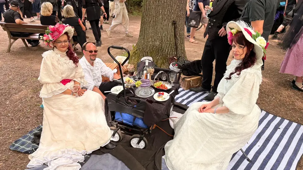 Natalja, Tanja und The Snatcher wollten etwas anderes machen - die weißen, edwarianischen Kleider haben sie natürlich selbst genäht.
