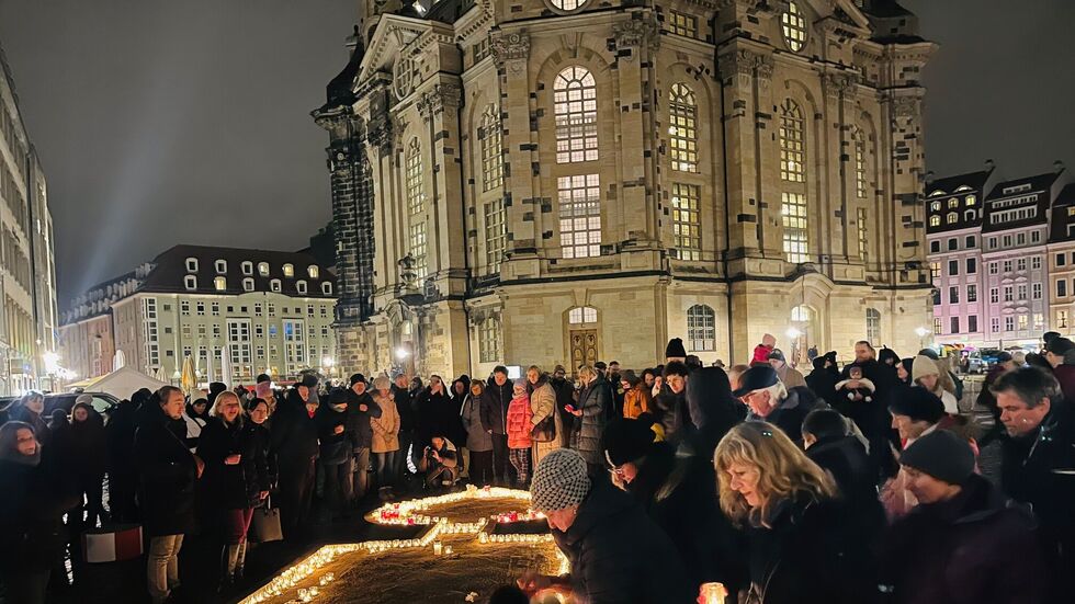Vor der Frauenkirche zündeten viele Dresdner Kerzen an, gedachten der Bombenopfer
