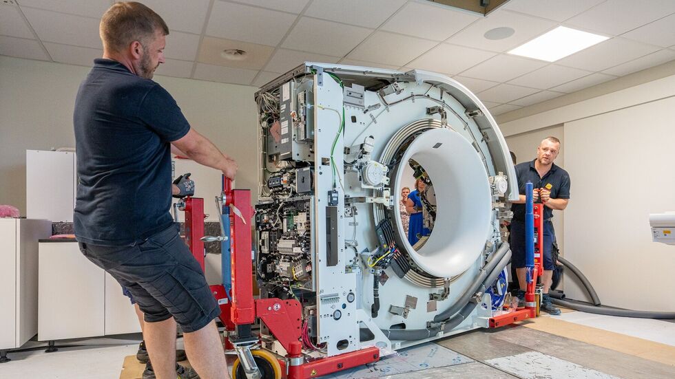 In einer genau getakteten Aktion wurde der weltweit erste Single-Source Photon-Counting Computertomograph in der Strahlentherapie installiert. In einer genau getakteten Aktion wurde der weltweit erste Single-Source Photon-Counting Computertomograph in der Strahlentherapie installiert.