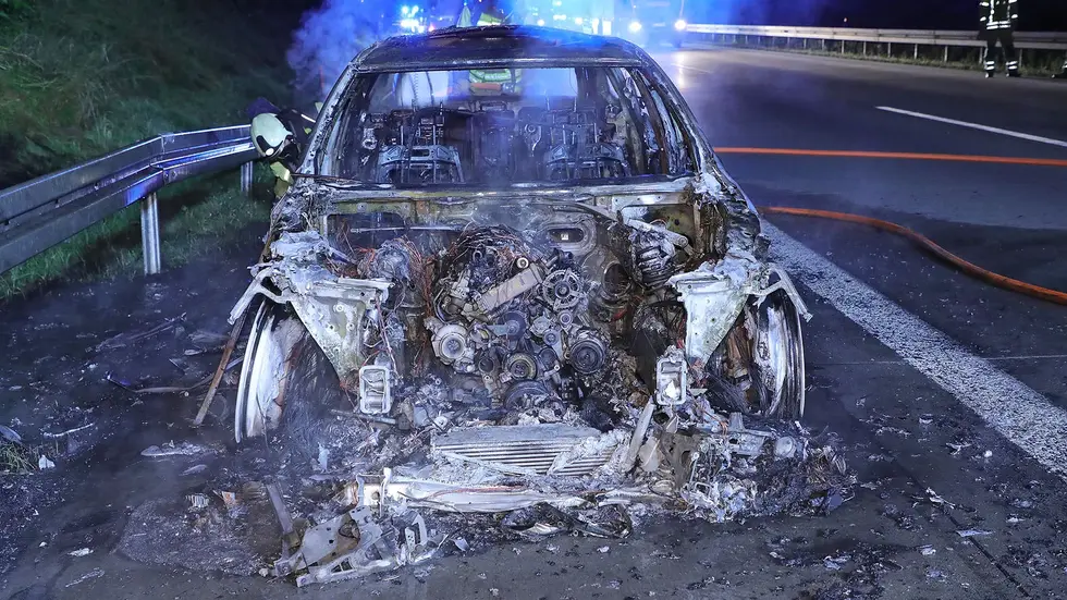 Nach einer Panne ging der BMW in Flammen auf und brannte vollständig aus Nach einer Panne ging der BMW in Flammen auf und brannte vollständig aus