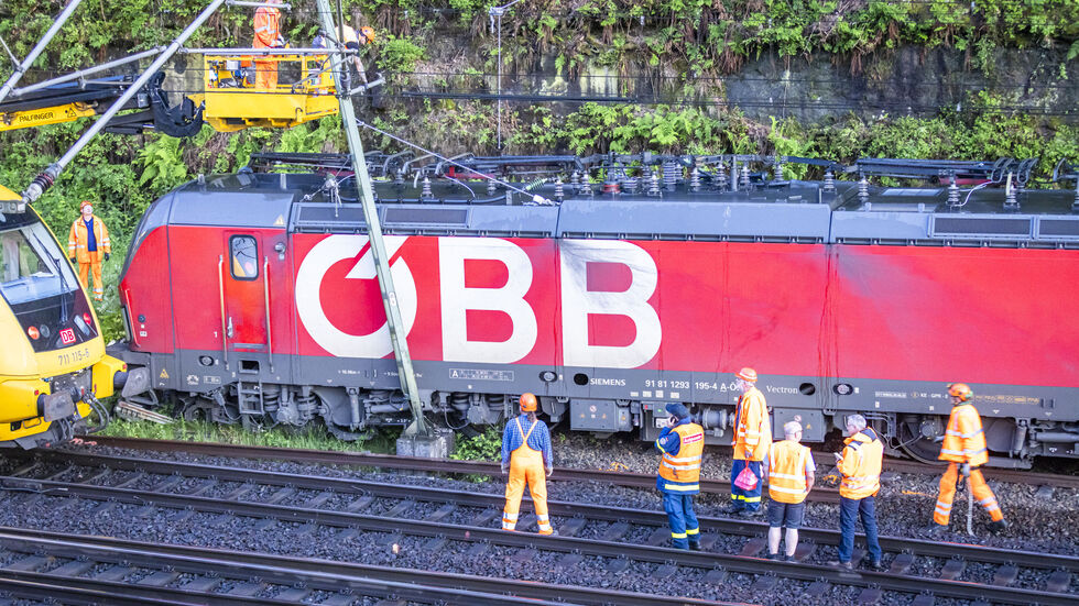 Die Lok der ÖBB war bei Bad Schandau auf einen Prellbock gefahren und entgleist
