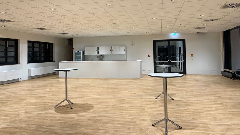 Küchentresen wie dieser im VIP-Bereich (Mitte, hinten) sind viel zu klein für die Zuschauerkapazität bemessen